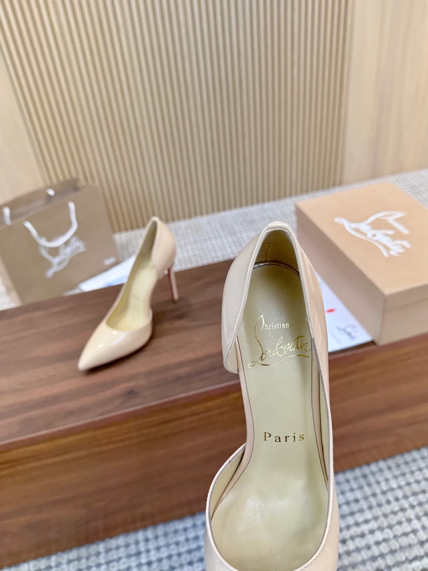 💕💕Factory direct selling price p440💕💕 Genuine leather sole +40 shipped all year round💝Christian Louboutin CL👠 "Imported cow patent leather💎Side hollow series" noble and luxurious, real blingbling👟👟 real materials, all customized by the pattern maker, and the materials are made of original customized materials to achieve the taste of the original 5 color options💍 Upper: Imported 👉cow patent leather💪 Lining: Sheepskin foot pad/lining Size: 34-40.41.42 Heel height: two options: 10.5cm and 8.5cm